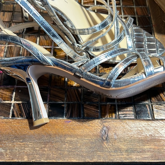 Jessica Simpson strappy silver sandals size 7 - Picture 3 of 4